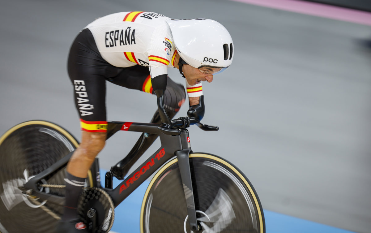 El ciclista Ricardo Ten durante la prueba de persecución de 3000 metros disputada este jueves en los Juegos Paralímpicos de París 2024. EFE/Javier Etxezarreta